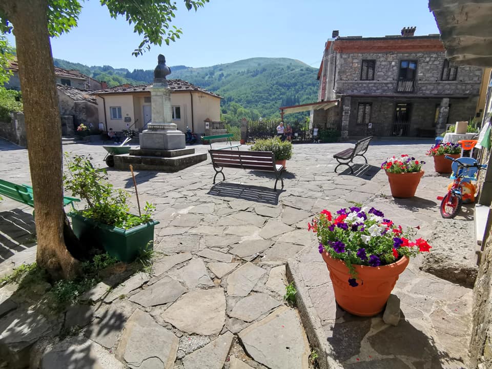 Piazza in Montefegatesi
