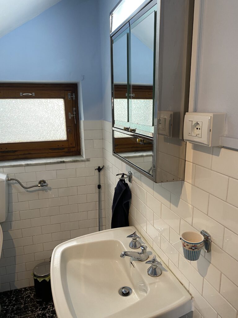 bathroom with mirror lighting