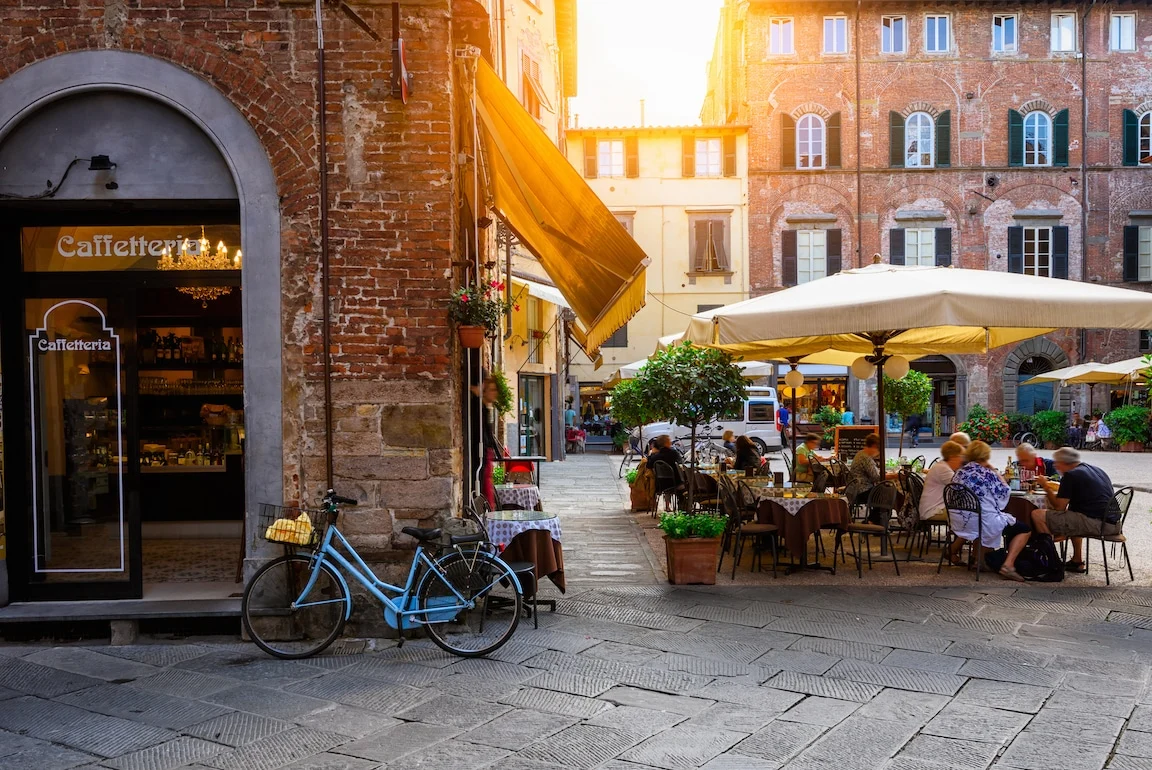 people eating outside in restaurant in lucca tuscany